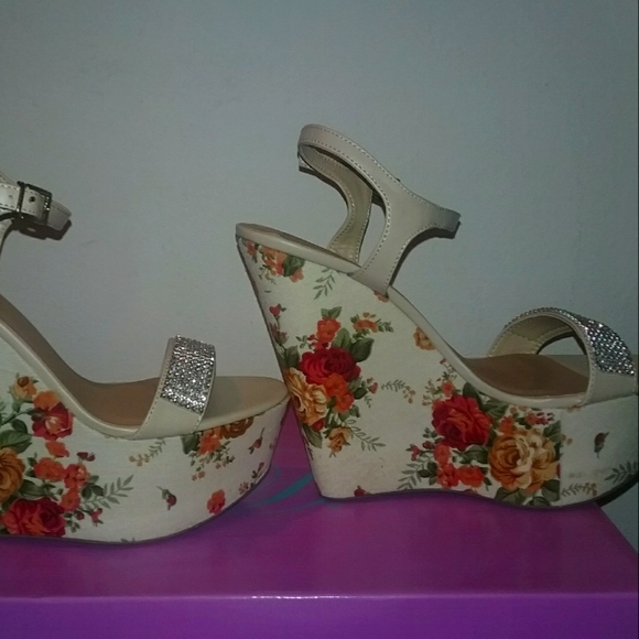 Rhinestone Floral Sandals - Picture 3 of 8